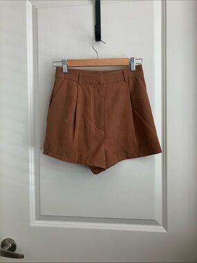 Commense High-Waist Pleated Shorts in Warm Brown